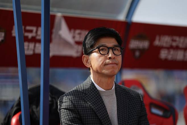 주승진 김천 감독은 8일 김천종합운동장서 열린 전북과 K리그1 2라운드 홈경기서 1-1로 비겼지만 디펜딩 챔피언을 상대로도 밀리지 않은 선수들을 향한 칭찬을 아끼지 않았다. 사진제공│한국프로축구연맹