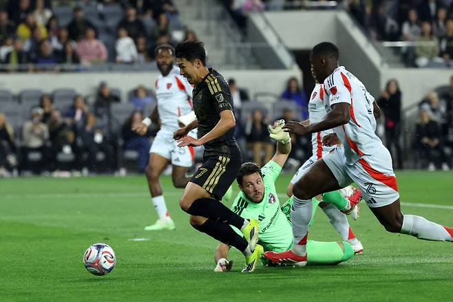 LAFC 손흥민이 8일 MLS 정규리그 FC댈러스전에서 상대 골키퍼와 수비수들을 제치고 골문 앞까지 공을 몰고 전진하고 있다. 로스앤젤레스 | 로이터연합뉴스