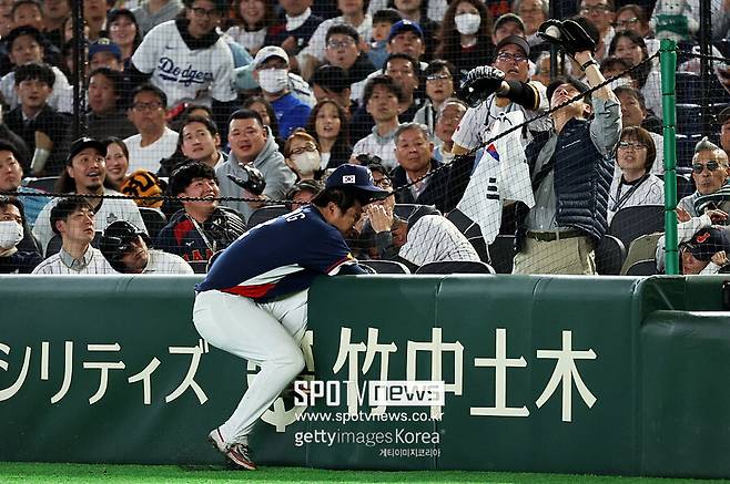 ▲ 7일 열린 2026 WBC 한국과 일본의 경기에서 한국 1루수 문보경이 수비 도중 담장에 부딪히고 있다.