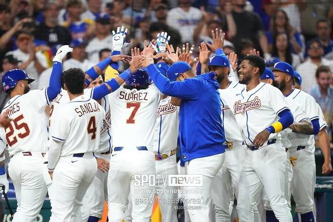 ▲ 에우제니오 수아레즈의 홈런에 베네수엘라 선수단이 기뻐하고 있다.