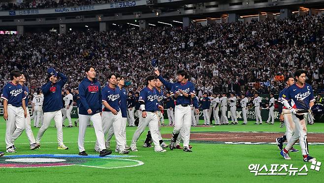 7일 오후 일본 도쿄돔에서 열린 2026 월드베이스볼클래식(WBC) C조 한국과 일본의 경기, 한국이 일본에 6:8로 패배했다.  경기종료 후 한국 선수들이 아쉬워하고 있다. 도쿄, 김한준 기자