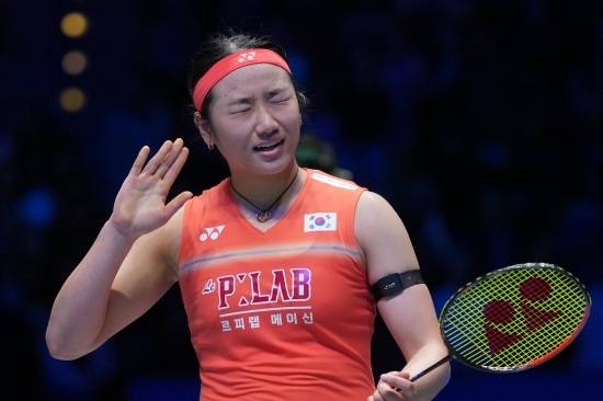 안세영(삼성생명·세계 1위)은 8일(한국시간) 영국 버밍엄의 유틸리타 아레나에서 열린 2026 BWF 월드투어 전영 오픈 여자단식 준결승에서 중국의 천위페이(세계 3위)를 게임스코어 2-1(20-22 21-9 21-12)로 꺾고 결승에 올라갔다. 안세영의 전영 오픈 결승전 상대는 중국의 왕즈이(세계 2위)다. 왕즈이가 안세영 상대로 10연패를 기록 중이기에 중국은 경기 전부터 패배를 예상 중이다. 중국 매체 넷이즈는 현재 안세영에게 10연패를 기록 중인 왕즈이가 안세영의 연승 행진을 끝낼 가능성이 희박해 보인다며 체념하는 듯한 반응을 보였다. 연합뉴스