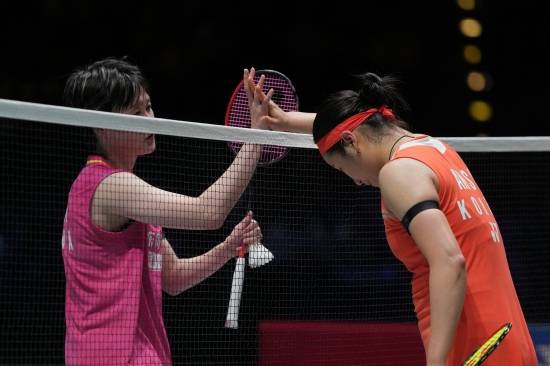 안세영(삼성생명·세계 1위)은 8일(한국시간) 영국 버밍엄의 유틸리타 아레나에서 열린 2026 BWF 월드투어 전영 오픈 여자단식 준결승에서 중국의 천위페이(세계 3위)를 게임스코어 2-1(20-22 21-9 21-12)로 꺾고 결승에 올라갔다. 안세영의 전영 오픈 결승전 상대는 중국의 왕즈이(세계 2위)다. 왕즈이가 안세영 상대로 10연패를 기록 중이기에 중국은 경기 전부터 패배를 예상 중이다. 중국 매체 넷이즈는 현재 안세영에게 10연패를 기록 중인 왕즈이가 안세영의 연승 행진을 끝낼 가능성이 희박해 보인다며 체념하는 듯한 반응을 보였다. 연합뉴스