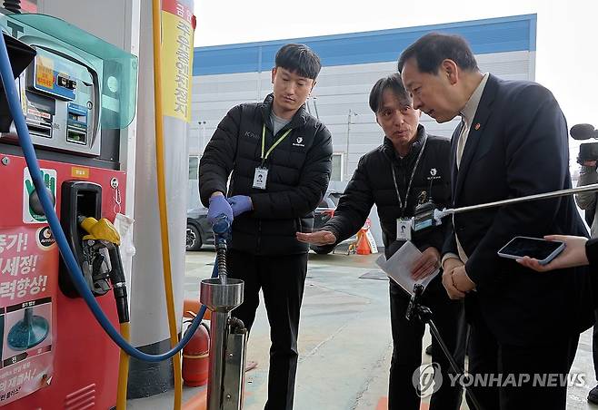 주유소 상황 확인하는 구윤철 부총리 (대전=연합뉴스) 이주형 기자 = 구윤철 부총리 겸 재정경제부 장관이 6일 대전 유성구의 한 주유소 현장을 방문해 주유소 관계자로부터 유류 거래량 등 현장 상황을 듣고 유류 품질과 정량검사 등을 지켜보고 있다. 2026.3.6 coolee@yna.co.kr