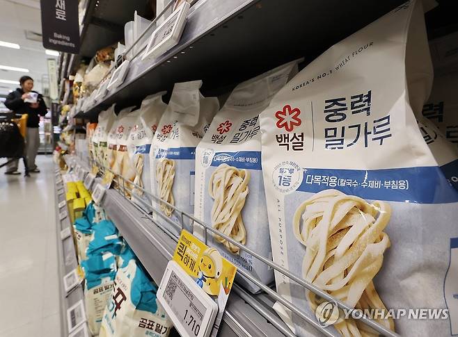 2월 소비자물가 2% 상승, 밀가루는 하락 (서울=연합뉴스) 이재희 기자 = 6일 서울의 한 대형마트에서 시민들이 장을 보고 있다. 국가데이터처가 이날 발표한 '2월 소비자물가 동향'을 보면 지난달 소비자 물가 지수는 1년 전보다 2.0% 올랐다. 밀가루는 0.6% 하락했다. 2026.3.6 scape@yna.co.kr