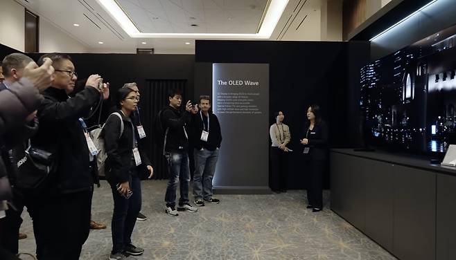 LG디스플레이 OLED TV SE 패널 (서울=연합뉴스) LG디스플레이가 지난 1월 미국 라스베이거스에서 열린 CES 2026에서 고객들에게 OLED TV SE를 소개하고 있다. 2026.3.5 [LG디스플레이 유튜브 캡처. 재판매 및 DB 금지]