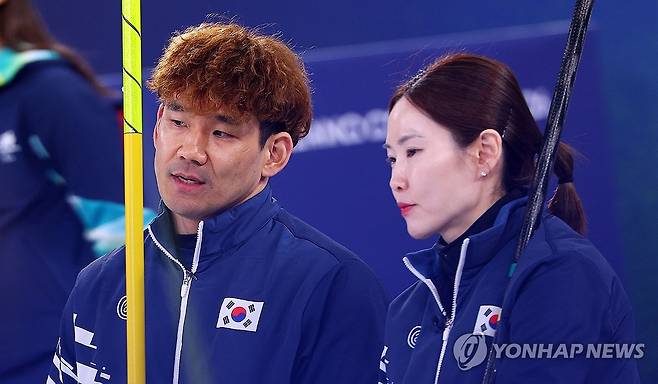 '환상의 짝꿍' (코르티나담페초=연합뉴스) 한종찬 기자 = 5일(현지시간) 이탈리아 코르티나 컬링 올림픽 스타디움에서 열린 2026 밀라노·코르티나담페초 동계 패럴림픽 휠체어컬링 믹스더블 예선 3차전 대한민국 대 일본의 경기. 이용석과 백혜진이 함께 스톤을 바라보며 대화하고 있다. 이날 경기는 9-0으로 대한민국이 승리했다. 2026.3.6 saba@yna.co.kr