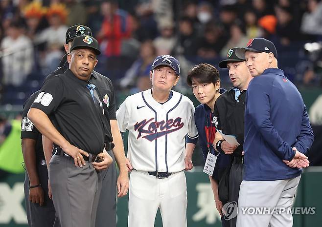 체코의 하딤 감독(맨 오른쪽) (도쿄=연합뉴스) 임화영 기자 = 5일 일본 도쿄돔에서 열린 2026 월드베이스볼클래식(WBC) 조별리그 C조 1차전 한국과 체코의 경기에 앞서 류지현 감독이 상대팀 감독과 라인업 교환을 한 뒤 심판의 설명을 듣고 있다. 2026.3.5 hwayoung7@yna.co.kr