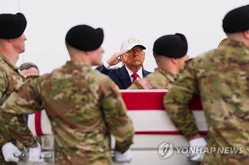 美장병 유해 귀환식 참석한 트럼프 대통령  [AP=연합뉴스 자료사진. 재판매 및 DB 금지]