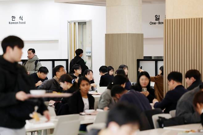 북적이는 전남대학교 구내식당 (광주=연합뉴스) 정다움 기자 = 지난 6일 낮 12시께 광주 북구 용봉동 전남대학교에 있는 학생회관 구내식당이 북적이고 있다. 2026.3.8 daum@yna.co.kr