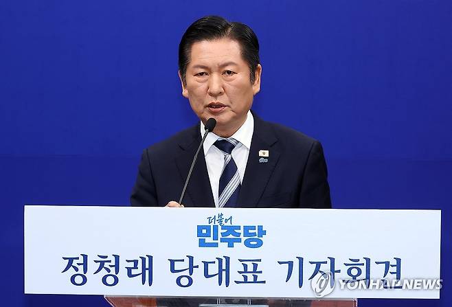 정청래 대표 취임 후 두 번째 기자회견 (서울=연합뉴스) 배재만 기자 = 더불어민주당 정청래 대표가 8일 국회에서 당 대표 취임 이후 두 번째 기자회견을 열고 있다. 정 대표는 "검찰ㆍ사법ㆍ언론개혁 완수! 1인 1표제 실현! 지방선거 승리로 이재명정부 성공을 뒷받침 하겠습니다"라고 밝혔다. 2026.3.8 scoop@yna.co.kr