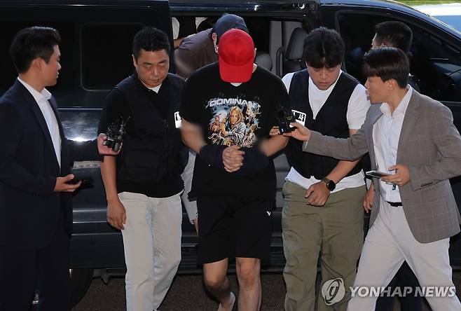 서대문 초등생 유괴미수 일당 영장실질심사 (서울=연합뉴스) 류영석 기자 = 서울 서대문구 한 초등학교 인근에서 아동을 납치하려 한 20대 남성 일당이 5일 서울 마포구 서울서부지방법원에서 열린 구속 전 피의자 심문(영장실질심사)에 출석하고 있다. 2025.9.5 ondol@yna.co.kr