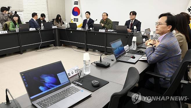 홍보 영상 시청하는 이정현 공천관리위원장 (서울=연합뉴스) 이동해 기자 = 국민의힘 이정현 공천관리위원장이 26일 서울 영등포구 여의도 중앙당사에서 열린 제9회 전국동시지방선거 중앙당 공천관리위원회 ３차 회의에서 온라인 공천시스템 홍보 영상을 시청하고 있다. 2026.2.26 eastsea@yna.co.kr