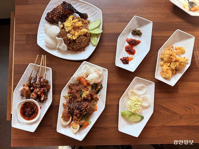 인도네시아 음식 한상 차림. 두부 튀김은 몇 입 먹었다. /경인일보 일벌이기 클럽