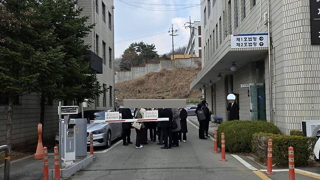 ▲ 9일 국민의힘 성남시의원들이 수원지법 성남지원 1호 법정에 재판을 받고 나와 얘기를 나누고 있다. /김규식 기자 kgs@incheonilbo.com