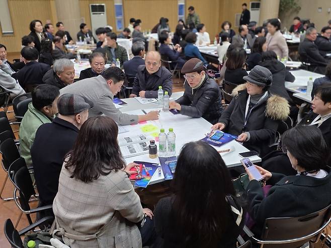 ▲ 민주평통 고양시협의회 1분기 정기회의가 덕양구청에서 '한반도 평화공존을 위한 대내외 정책 추진방향'을 주제로 연뒤 분과별 토론을 갖고 있다.