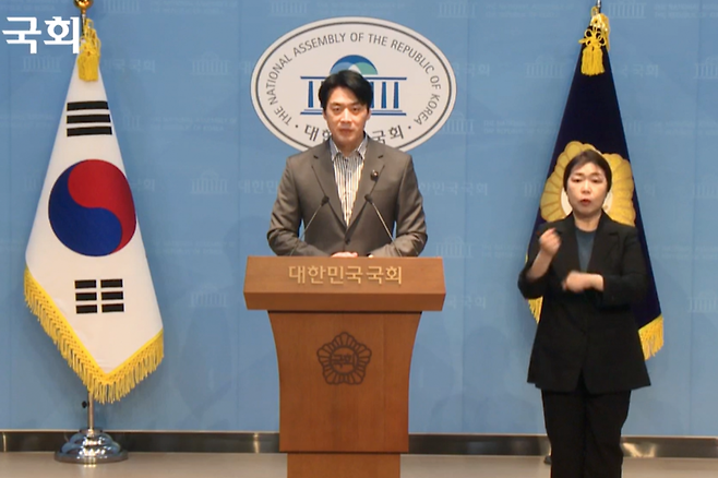 ▲ 더불어민주당 경기도지사 경선 후보인 한준호 국회의원이 9일 소통관에서 6·3 지방선거에서의 시대교체를 이루겠다는 내용의 기자회견을 했다.