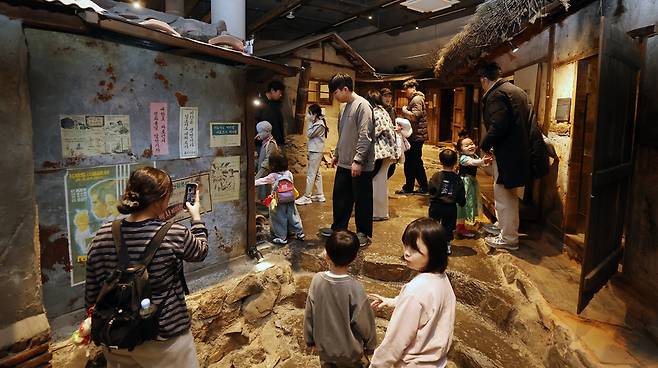 ▲ 지난 8일 인천 동구 수도국산달동네박물관을 찾은 관람객들이 내부를 살펴보고 있다. /이재민 기자 leejm@incheonilbo.com