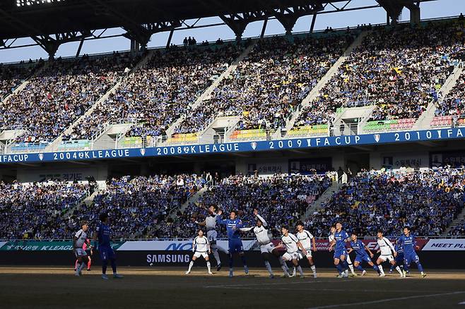 지난달 28일 수원월드컵경기장서 열린 K리그2 1라운드 경기에서 2부 리그 최다관중인 2만4천71명이 입장한 가운데 수원 삼성과 서울 이랜드의 경기가 펼쳐지고 있다. 사진=한국프로축구연맹