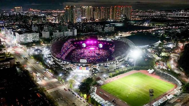 공연 열기로 가득찬 고양종합운동장 전경. [사진=고양시]