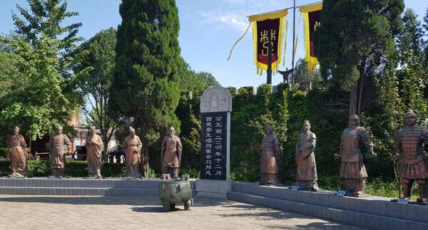 홍문(鴻門)에 들어서면 서초패왕(西楚霸王) 항우와 유방이 연회를 베푼 곳이라는 큰 비석이 있고 장량이 유방, 항우 등과 함께 즐비하게 늘어서서 관람객을 맞고 있다.