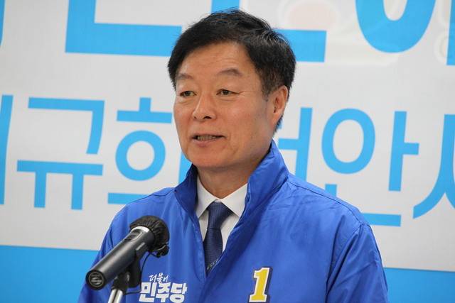 ▲ 이규희 민주당 천안시장 예비후보가 9일 천안시청 브리핑실에서 천안시와 아산시를 통합하겠다는 공약을 밝히고 있다.