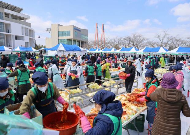 지난 7일 해남군 문내면 우수영 관광지에서 해남겨울배추로 새 김장을 담그는'새봄 새김치 담그기 축제'가 개최되고 있다. 해남군 제공