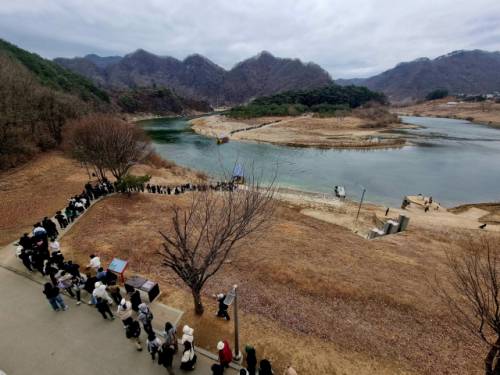 ◇영월 청령포로 향하는 관광객들의 발길이 줄을 잇고 있다.