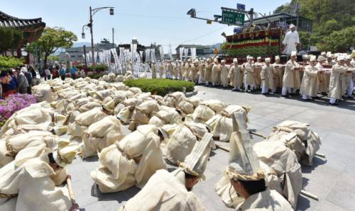◇영월 단종문화제에서 재현되고 있는 단종국장 재현 행사 모습.