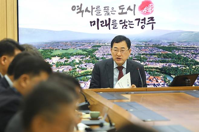 주낙영 경주시장이 국·소·본부장회의를 주재하며 주요 현안사업 추진 상황을 점검하고 있다. /경주시 제공