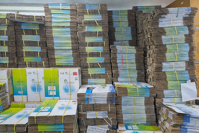 울릉군 산림조합 창고에 특산품인 우산고로쇠 포장용 빈 박스가 수북이 쌓여 있다. 평소라면 수액으로 가득 찼어야 할 상자지만, 88년 만의 2월 고온 현상으로 수액 채취가 전면 중단되면서 갈 곳을 잃고 서 있다. /황진영 기자