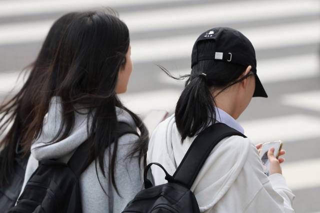 학생들이 학습 장애물 1위로 스마트폰을 꼽았지만 75%가 항상 확인 가능한 상태로 학습을 진행하는 것으로 알려졌다. 연합뉴스
