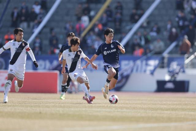 지난 7일 서울에서 열린 서울 이랜드 FC와의 경기에서 경남FC 김하민(왼쪽)이 서울 최랑과 경합하고 있다./한국프로축구연맹/