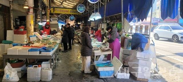 정치권에서 14년 만에 대형마트의 '새벽 배송'을 허용하는 내용이 담긴 유통산업발전법 개정안을 내놓으면서 지역 소상공인과 전통시장 상인들의 불안감이 커지고 있다. 대구일보 DB