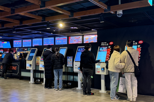 지난 6일 오후 CGV 대구한일에서 관객들이 매점 키오스크를 이용하고 있다. 정수민기자 jsmean@yeongnam.com