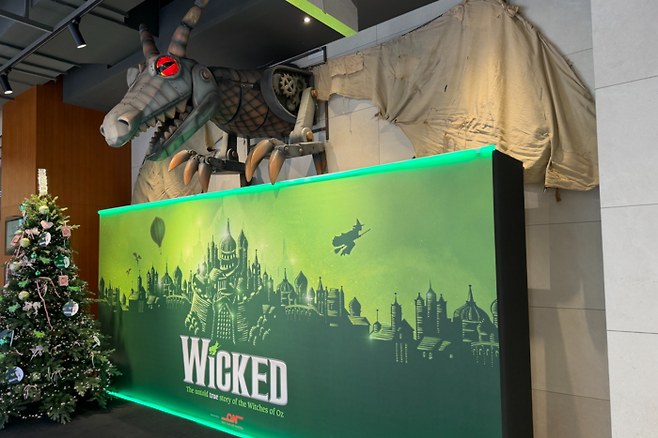 지난 10일 방문한 부산 드림씨어터에 설치된 뮤지컬 위키드 포토존 모습. 정수민기자