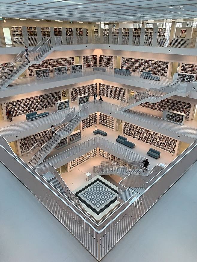 독일 슈투트가르트 시립도서관 내부 전경. 중앙이 비어 있는 아트리움 구조를 중심으로 여러 층의 서가와 계단이 대칭적으로 배치돼 있으며, 순백색 미니멀 디자인이 공간의 개방감과 독특한 건축미를 강조한다. 이 도서관은 현대 도서관 건축의 대표 사례로 꼽힌다.<영남일보 DB>