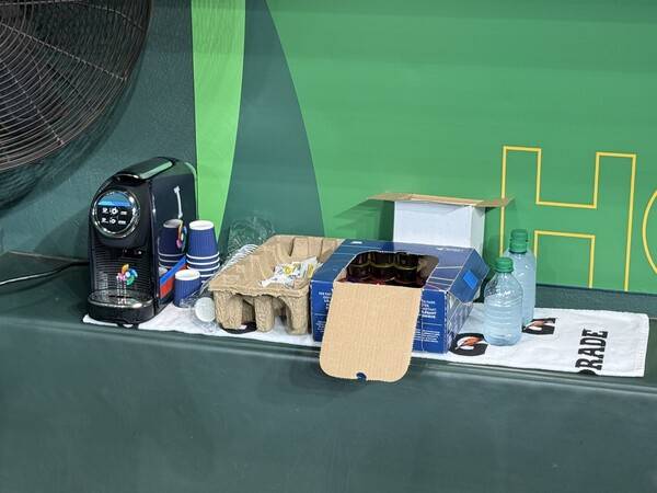 이탈리아 더그아웃에 설치한 커피머신(사진=@Texiancurtis)