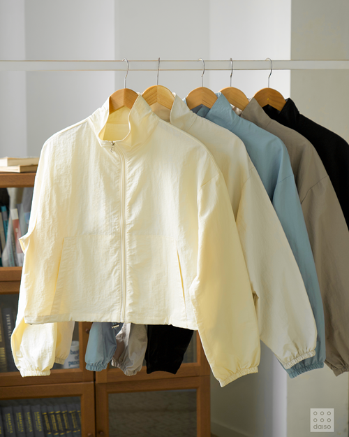 아성다이소 ‘여성용 나일론 크롭 바람막이' [사진=다이소]