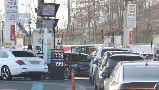 지난 8일 오전 서울 서초구 만남의광장 주유소에 주유를 기다리는 차량들이 길게 줄지어 있다./뉴시스