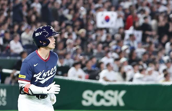 7일 일본 도쿄돔에서 열린 2026 WBC 조별리그 C조 2차전 대한민국과 일본의 경기. 4회초 1사 1루 한국 김혜성이 우중간 투런 홈런을 치고 그라운드를 돌고 있다.(연합뉴스)