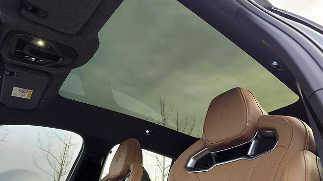 르노 '필랑트 하이브리드 E-Tech'의 파노라믹 글래스 루프./곽호준 기자