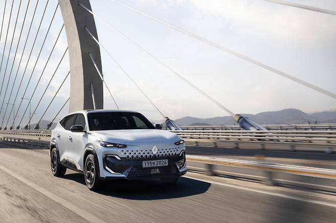 르노 '필랑트&nbsp;하이브리드 E-Tech' 알핀 에스프리의 주행 모습./르노코리아