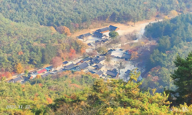 관음봉에서 내소사 서쪽 편 등산로를 따라 내려오면서 보는 내소사 경내 조감.