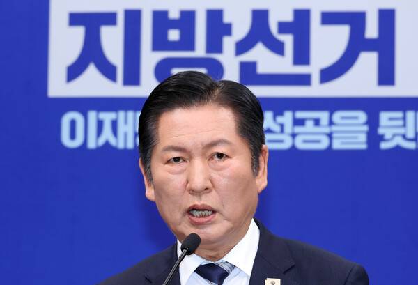 더불어민주당 정청래 대표가 8일 국회에서 당 대표 취임 이후 두 번째 기자회견을 열고 있다. 정 대표는 "검찰ㆍ사법ㆍ언론개혁 완수! 1인 1표제 실현! 지방선거 승리로 이재명정부 성공을 뒷받침 하겠습니다"라고 밝혔다. 2026.3.8. 연합뉴스