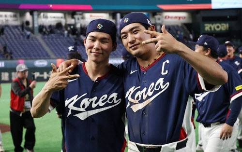 한국 야구대표팀 주장 이정후(오른쪽)가 팀동료 김혜성과 함께 기념사진을 찍고 있다. 사진=연합뉴스