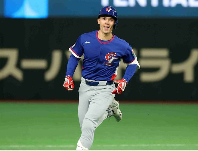 (8일 한국과의 경기 9회말 수비 때 구자욱의 외야타구를 잡아낸 대만 중견수 스튜어트 페어차일드)