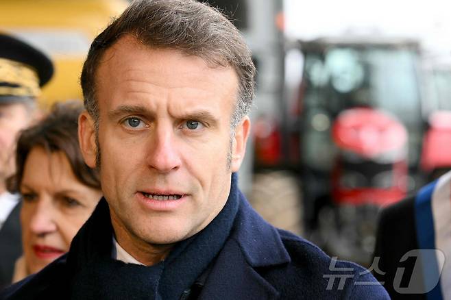 에마뉘엘 마크롱 프랑스 대통령이 3일(현지시간) 프랑스 동부의 농장을 방문해 농민 대표와 면담 후 기자들과 만나 이야기하고 있다. 2026.2.3. ⓒ 뉴스1 ⓒ AFP=뉴스1