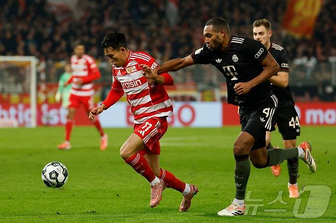 우니온 베를린의 정우영(왼쪽)ⓒ AFP=뉴스1