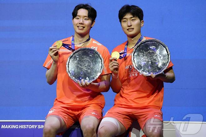 서승재-김원호 조가 9일(한국시간) 영국 버밍엄 유틸리타 아레나에서 열린 2026 BWF 월드투어 슈퍼 1000 전영오픈 남자 복식 결승에서 말레이시아의 아론 치아-소우이익 조를 게임스코어 2-1(18-21 21-12 21-19)로 꺾고 우승을 차지했다. 우승을 차지한 서승재, 김원호가 금메달을 목에 걸고 기념촬영을 하고 있다. ⓒ AFP=뉴스1
